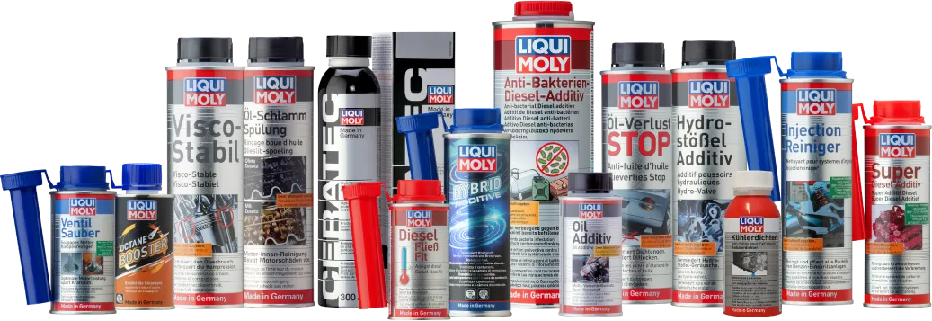 Eine große Auswahl verschiedener Liqui Moly Additiv-Dosen und Reiniger als Produkt-Panorama vor weißem Hintergrund.
