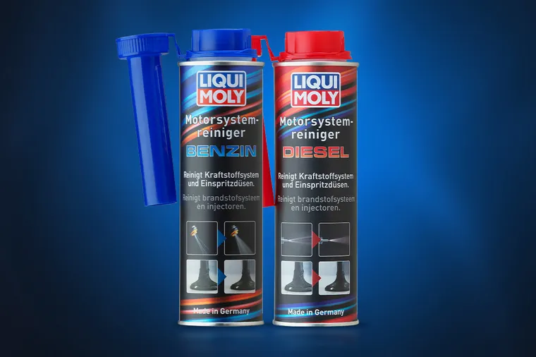 Zwei Dosen Liqui Moly Motorsystemreiniger für Benzin (blau) und Diesel (rot) auf blauem Grund.